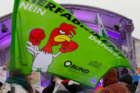Tierfabriken? Nein Danke! BUND-Fahne auf Demo